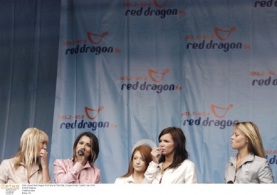 Girls_Aloud_performingbackstage_at_Party_in_the_park_Cardiff_2003_47.jpg