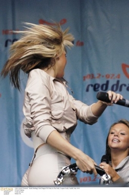 Girls_Aloud_performingbackstage_at_Party_in_the_park_Cardiff_2003_52.jpg