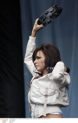 Girls_Aloud_performingbackstage_at_Party_in_the_park_Cardiff_2003_55.jpg