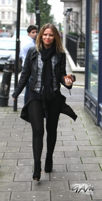Kimberley_Walsh_heading_to_Sylvia_Young_theatre_school2C_London_23_10_12_28129.jpg