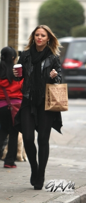 Kimberley_Walsh_heading_to_Sylvia_Young_theatre_school2C_London_23_10_12_28829.jpg