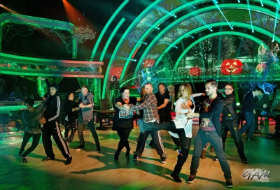 Kimberley_Walsh_rehearsing_the__Thriller__dance_routine_24_10_12_281429.jpg