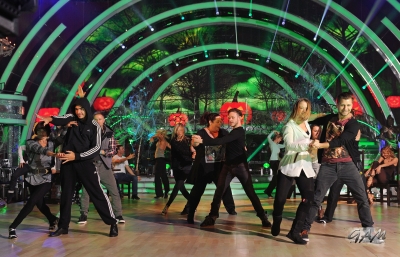 Kimberley_Walsh_rehearsing_the__Thriller__dance_routine_24_10_12_281529.jpg