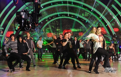 Kimberley_Walsh_rehearsing_the__Thriller__dance_routine_24_10_12_281629.jpg