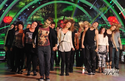 Kimberley_Walsh_rehearsing_the__Thriller__dance_routine_24_10_12_281729.jpg