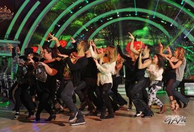Kimberley_Walsh_rehearsing_the__Thriller__dance_routine_24_10_12_282329.jpg