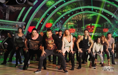 Kimberley_Walsh_rehearsing_the__Thriller__dance_routine_24_10_12_282529.jpg