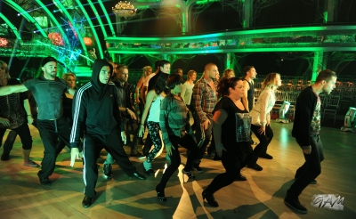 Kimberley_Walsh_rehearsing_the__Thriller__dance_routine_24_10_12_283029.jpg