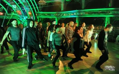 Kimberley_Walsh_rehearsing_the__Thriller__dance_routine_24_10_12_283129.jpg