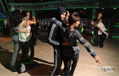 Kimberley_Walsh_rehearsing_the__Thriller__dance_routine_24_10_12_28629.jpg
