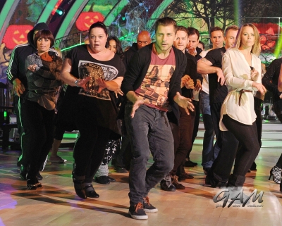 Kimberley_Walsh_rehearsing_the__Thriller__dance_routine_24_10_12_28829.jpg