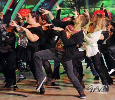 Kimberley_Walsh_rehearsing_the__Thriller__dance_routine_24_10_12_28929.jpg