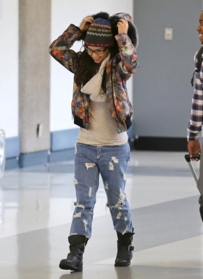 Cheryl_Cole_jokes_for_the_cameras_at_LAX_airport_02_11_12_281029.jpg