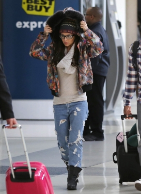 Cheryl_Cole_jokes_for_the_cameras_at_LAX_airport_02_11_12_28229.jpg