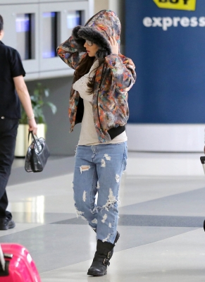 Cheryl_Cole_jokes_for_the_cameras_at_LAX_airport_02_11_12_28429.jpg