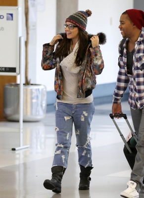 Cheryl_Cole_jokes_for_the_cameras_at_LAX_airport_02_11_12_28829.jpg
