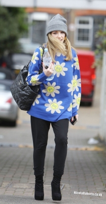 Nicola_Roberts_leaving_her_management_offices_31_10_12_281029.jpg