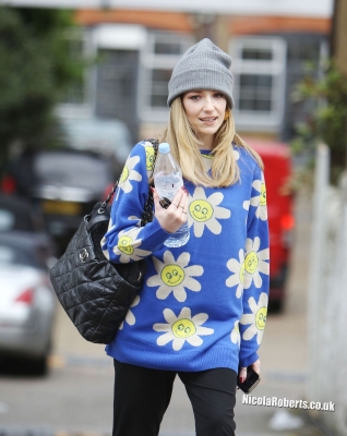 Nicola_Roberts_leaving_her_management_offices_31_10_12_281229.jpg