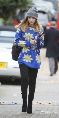 Nicola_Roberts_leaving_her_management_offices_31_10_12_28229.jpg