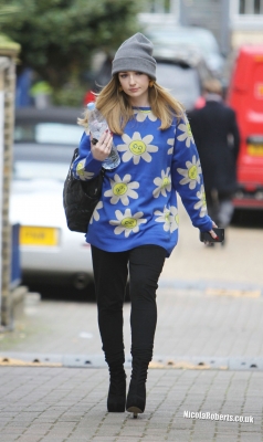 Nicola_Roberts_leaving_her_management_offices_31_10_12_28329.jpg