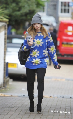 Nicola_Roberts_leaving_her_management_offices_31_10_12_28429.jpg