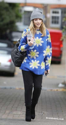 Nicola_Roberts_leaving_her_management_offices_31_10_12_28929.jpg