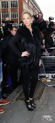 Girls_Aloud_outside_Radio_1_and_2_Studios_12_11_12_2810729.jpg