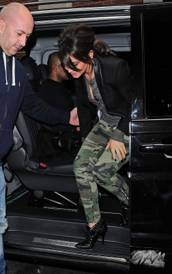 Girls_Aloud_outside_Radio_1_and_2_Studios_12_11_12_2814829.jpg