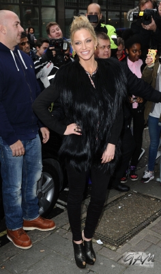 Girls_Aloud_outside_Radio_1_and_2_Studios_12_11_12_2818429.jpg