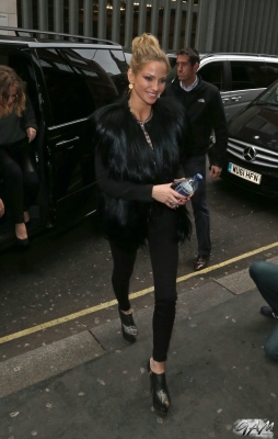 Girls_Aloud_outside_Radio_1_and_2_Studios_12_11_12_2820329.jpg