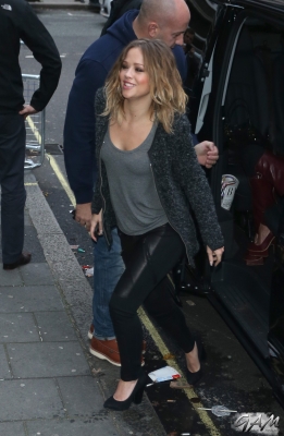 Girls_Aloud_outside_Radio_1_and_2_Studios_12_11_12_2821029.jpg