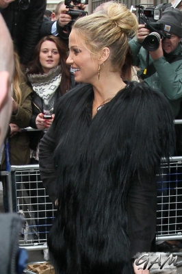 Girls_Aloud_outside_Radio_1_and_2_Studios_12_11_12_2822329.jpg