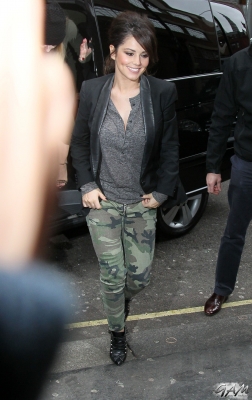 Girls_Aloud_outside_Radio_1_and_2_Studios_12_11_12_2822429.jpg