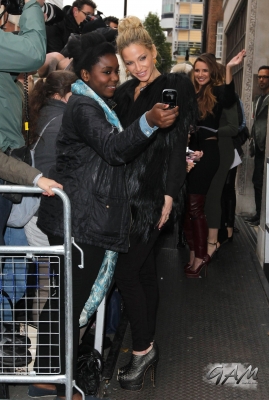 Girls_Aloud_outside_Radio_1_and_2_Studios_12_11_12_285929.jpg