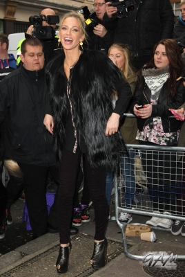 Girls_Aloud_outside_Radio_1_and_2_Studios_12_11_12_286029.jpg