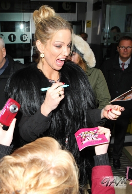 Girls_Aloud_outside_Radio_1_and_2_Studios_12_11_12_286229.jpg