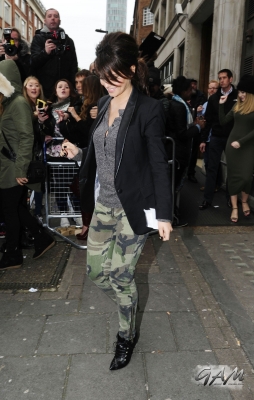 Girls_Aloud_outside_Radio_1_and_2_Studios_12_11_12_286429.jpg