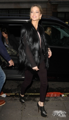 Girls_Aloud_outside_Radio_1_and_2_Studios_12_11_12_288829.jpg