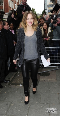 Girls_Aloud_outside_Radio_1_and_2_Studios_12_11_12_289529.jpg