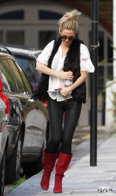 Sarah_Harding_in_North_London_07_11_12_282529.jpg