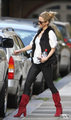 Sarah_Harding_in_North_London_07_11_12_283529.jpg