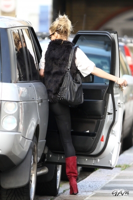 Sarah_Harding_in_North_London_07_11_12_283829.jpg
