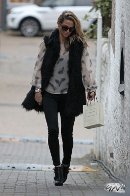 Sarah_Harding_leaving_her_managements_office_09_11_12_281029.jpg
