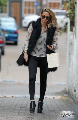 Sarah_Harding_leaving_her_managements_office_09_11_12_281129.jpg