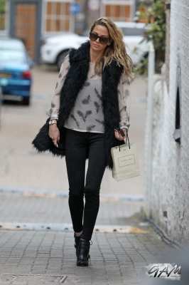Sarah_Harding_leaving_her_managements_office_09_11_12_281229.jpg