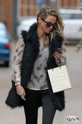 Sarah_Harding_leaving_her_managements_office_09_11_12_28129.jpg