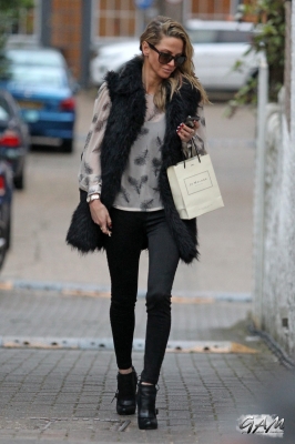 Sarah_Harding_leaving_her_managements_office_09_11_12_281329.jpg