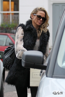 Sarah_Harding_leaving_her_managements_office_09_11_12_281429.jpg