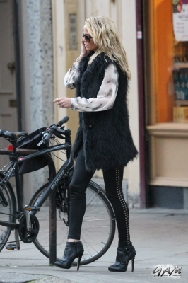 Sarah_Harding_leaving_her_managements_office_09_11_12_281529.jpg
