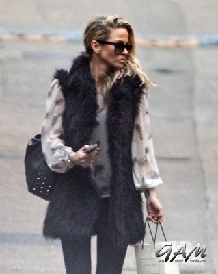 Sarah_Harding_leaving_her_managements_office_09_11_12_281729.jpg
